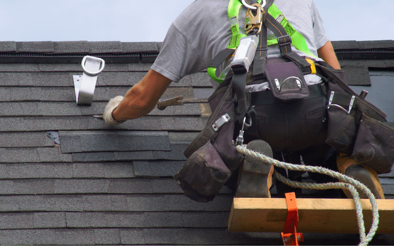 Naprawa dachu – kiedy się opłaca?