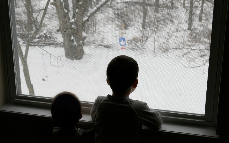 Tryb zimowy w oknach - dzieci przy oknie.