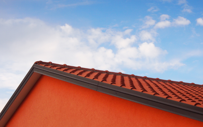 Taśmy kalenicowe – kluczowe elementy ochrony i wentylacji dachu